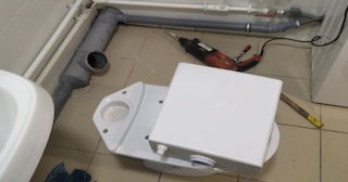 Установка напольного унитаза в Усолье-Сибирском: монтаж под ключ от СантехДомСль от 5181 рублей.